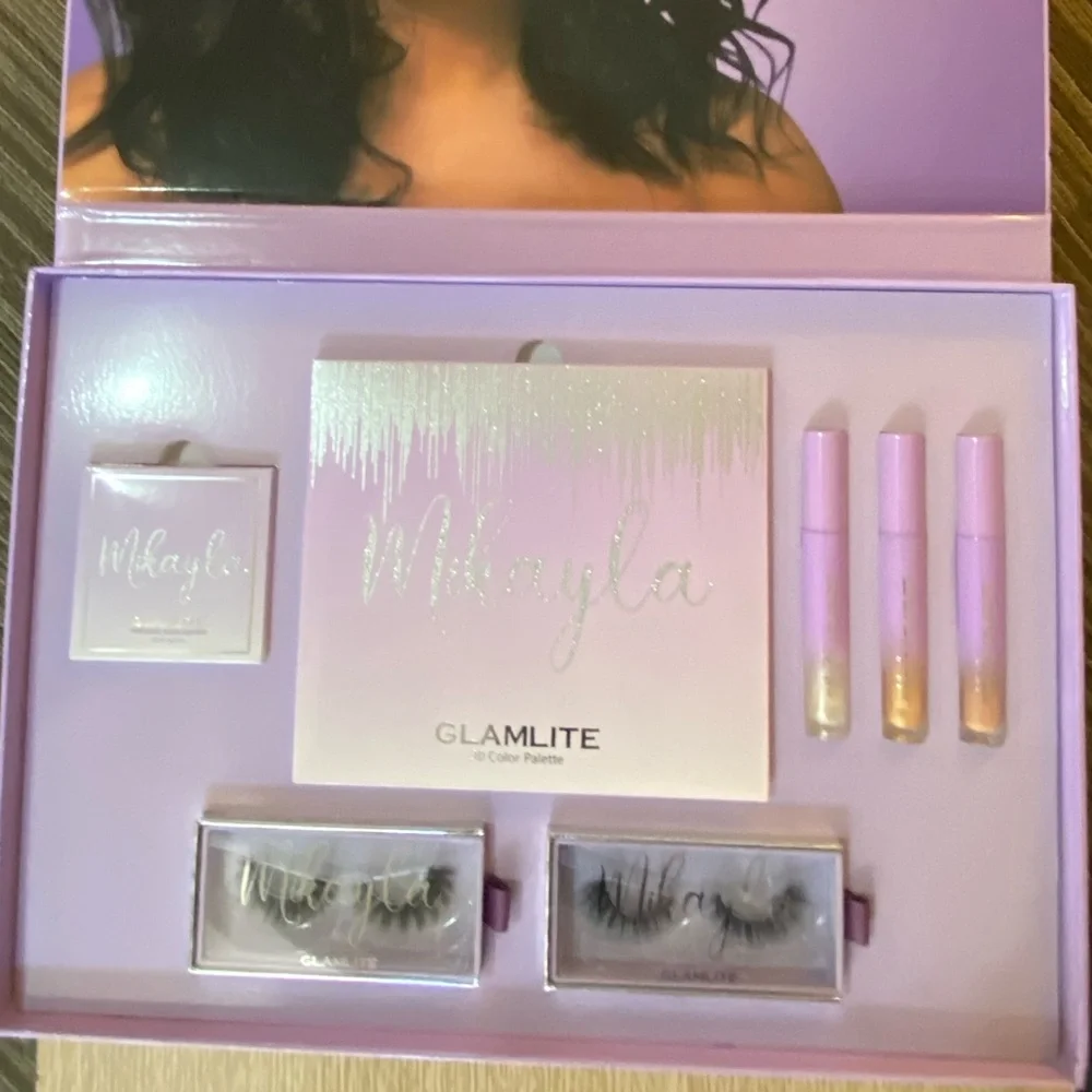 Mikayla Glamlite Make Up and Lashes Set - Picture 4 of 16